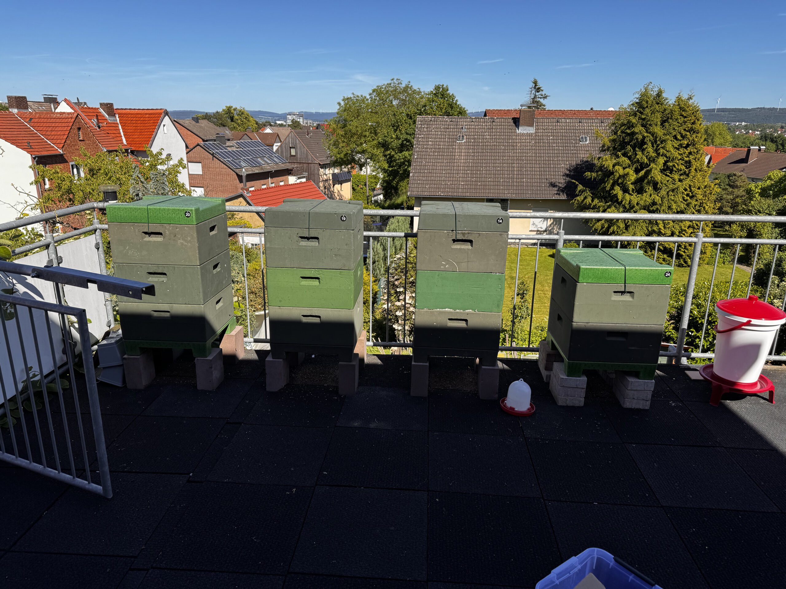 Bienenkästen auf einem erhöhten Kasseler Stadtstandort in Nordshausen