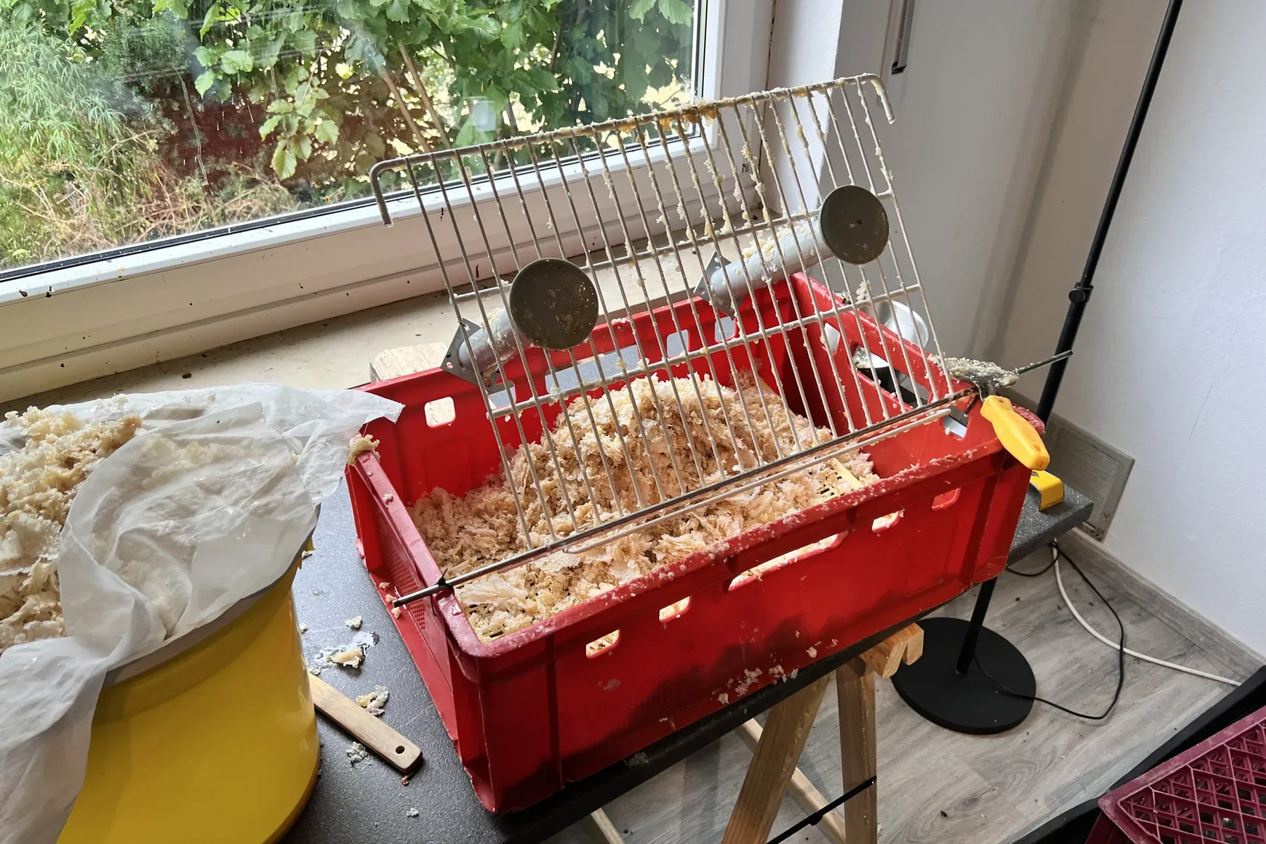 Entdeckelungsgeschirr und Bienenwachs bei der Honigernte